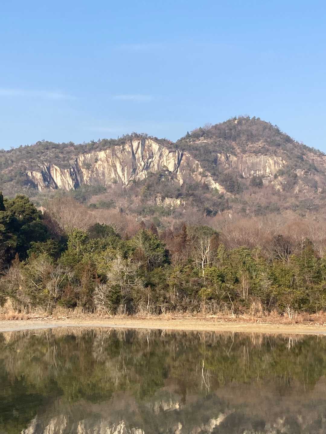 崩れ落ちた岩肌