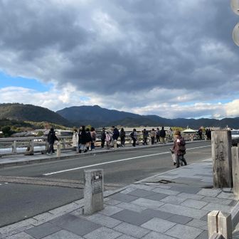 賑やかになった渡月橋を渡ります。