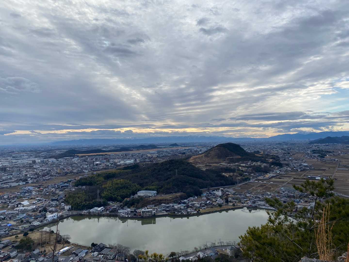 上のほうまで登ると各務原らしいなかなかの眺望✨ 伊吹山と鈴鹿山系、それに苧ヶ瀬池と近くの里山が綺麗です✨
