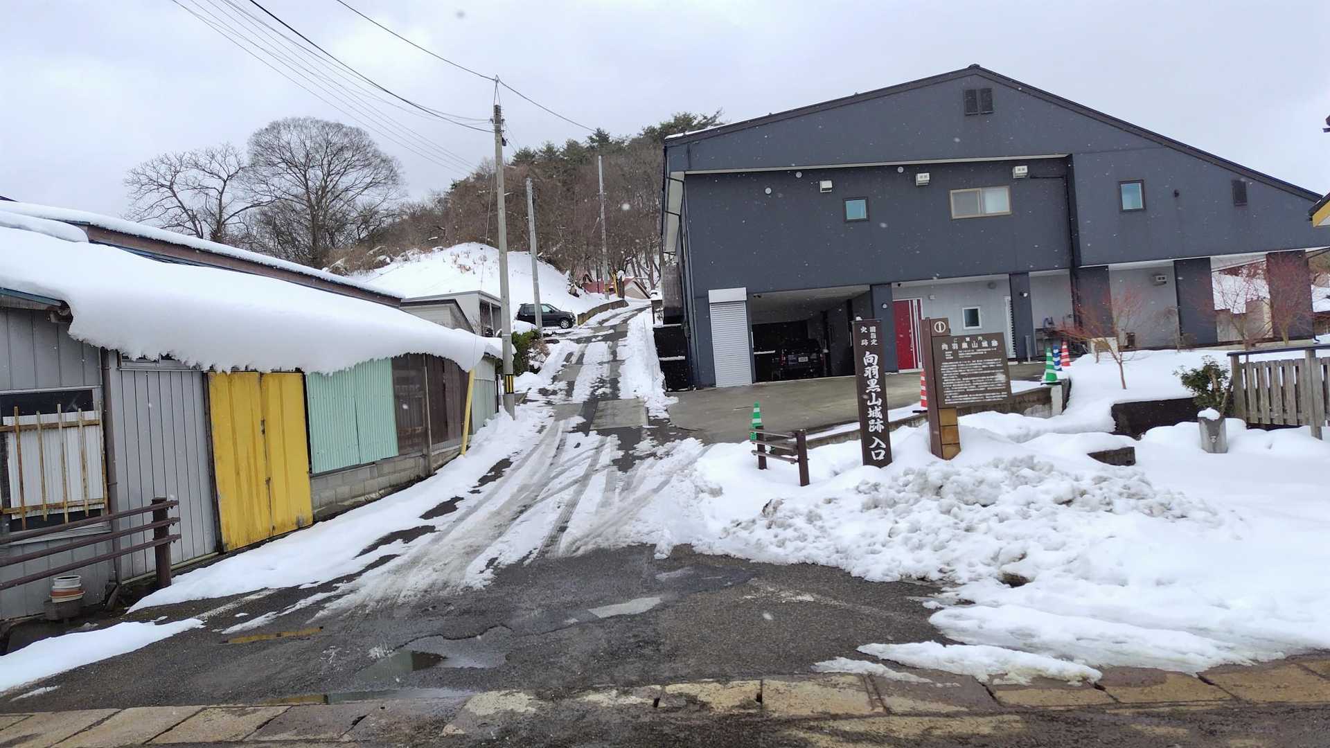 インフォメーションセンター前バス停で下車。
お、ほんと目の前に登山口がある。こいつはありがたいね！！