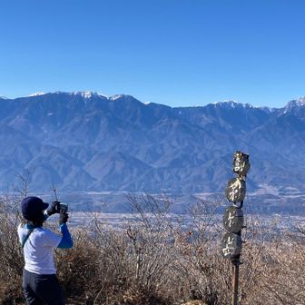 鳳凰三山のむこうに北岳のてっぺん🏔️
甲斐駒も✨

北岳に思いを馳せておられるかな💙