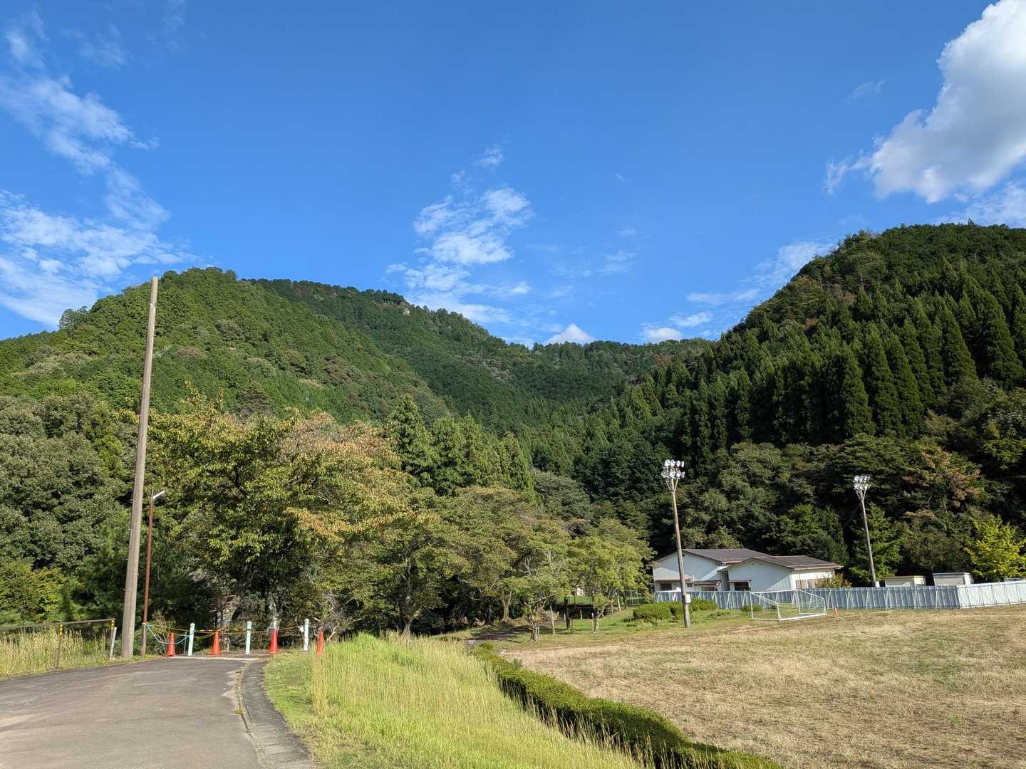 登った山を眺めて終了