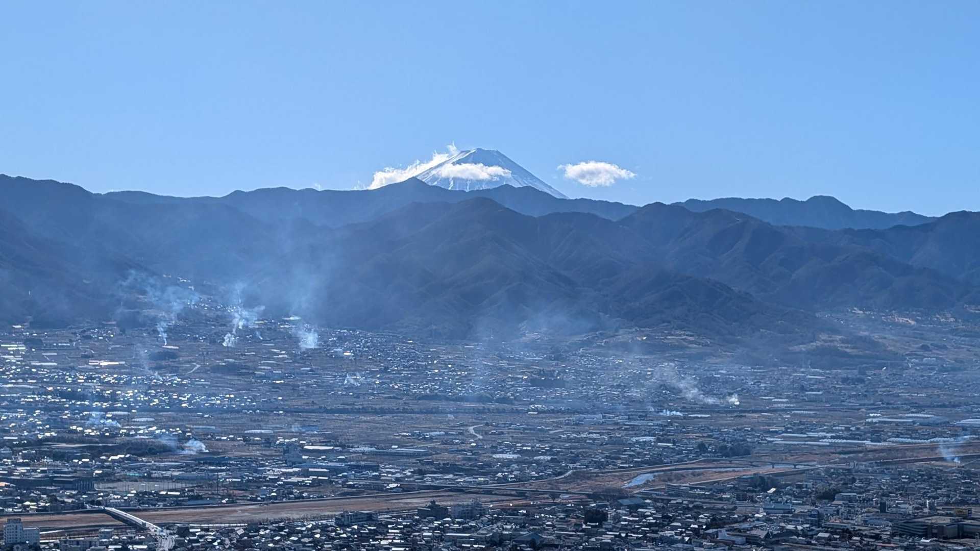 更に上がりその上の展望台。
甲府盆地先に御坂山地上の富士山✨