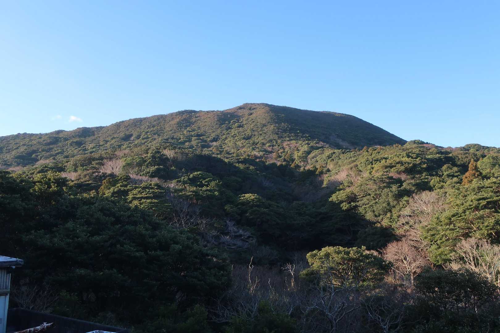 菅島へは15分たらずで到着しました
あれがめざす大山