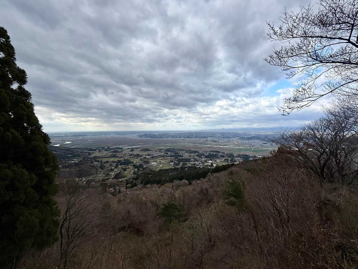 南側の眺望です。晴れていれば栗駒山が見えるはずです。