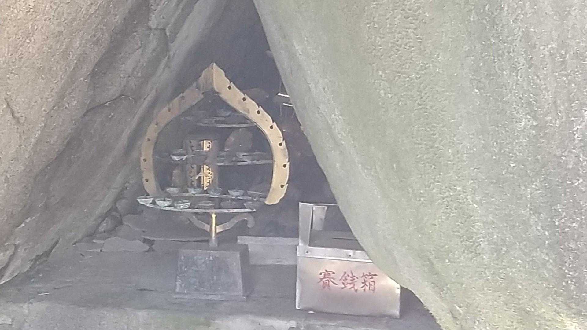 お堂の中の石は