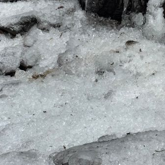 滝の下は、砕け散ったツララでいっぱい😅
見てる合間にもガッシャン😰笑