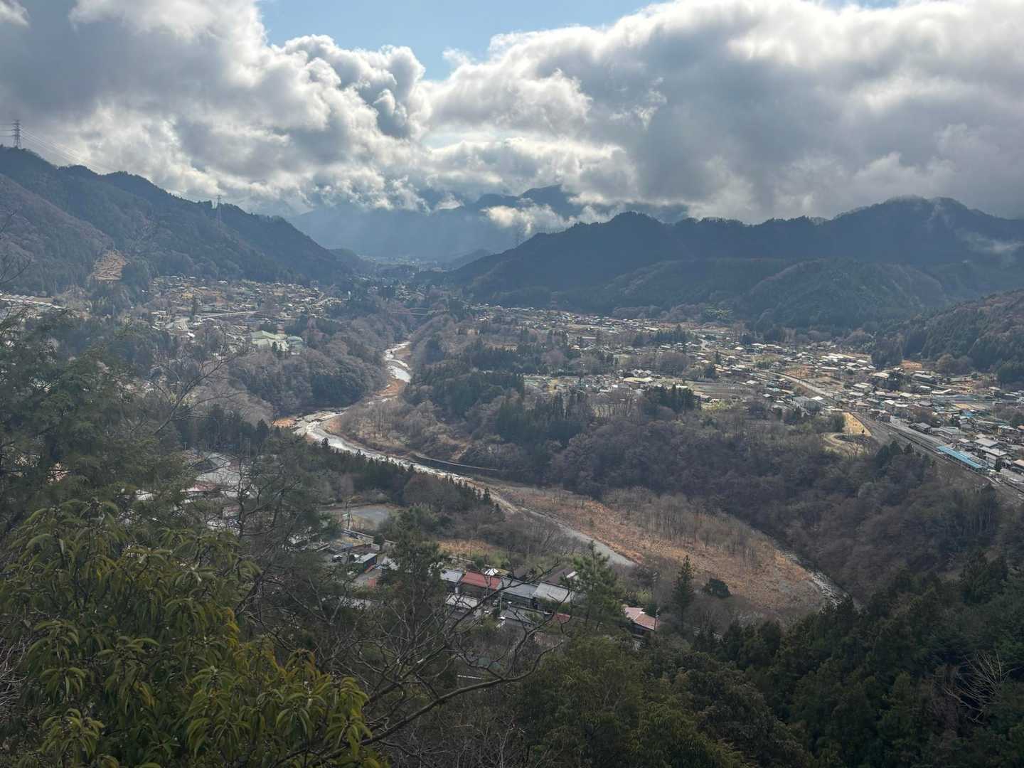 荒川の流れの先に武甲山が✨今日は雲の中です