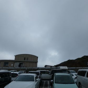 予定を変更して蔵王です
天気予報は晴れ。麓は晴れてた。31℃だった。
ここ、ガスガス、爆風、13℃、寒い、Ｒ1と更にライトダウンも着込む😨
