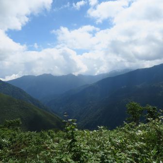 南東。右端のピークは赤牛岳