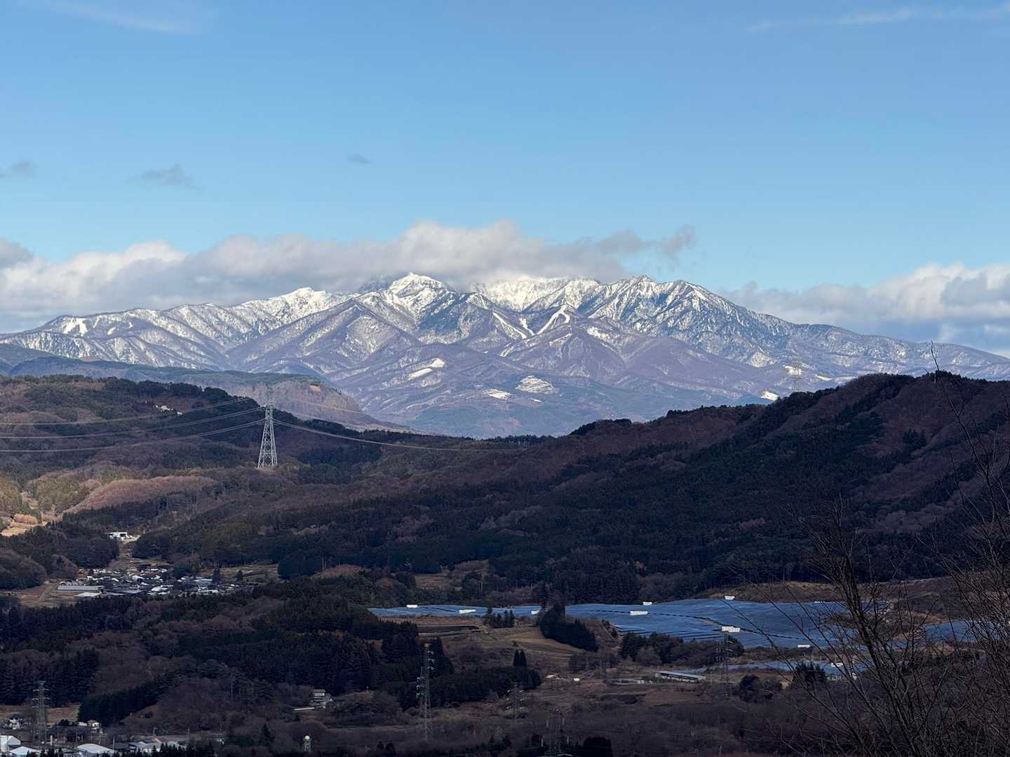 私のわがままで登り返しなく、降りてきて なんとか展望台からみるどっかの山。