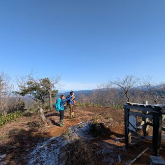ちゃんと笹刈られて整備された広い山頂🙏
鷹落山山頂も見晴らし最高✨️