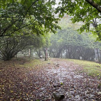本日3座目のピーク、黒岳。山頂ではそれなりの雨。