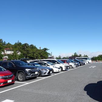 下山してきた時の駐車場。ほぼ満車でした。休日は7時を目安にすべきでしょうね。