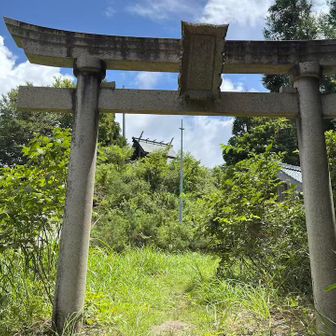 終盤の急登を越えて、やっと山頂の入口の鳥居。