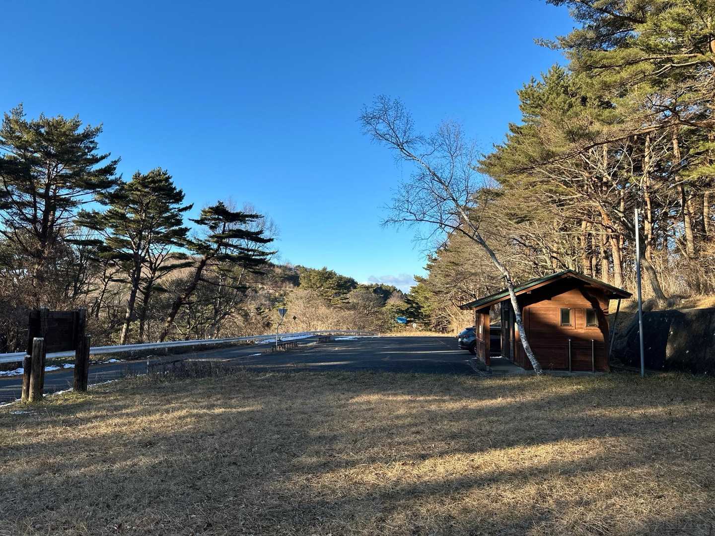 無事に仙台平駐車場に戻りました。日暮れまではまだ時間があります。スライドは、ソロの男性３人でした。
この内の1人の方は、私たちの後から来て中腹で追い抜き、私たちがまだ山頂手前の急登でふうふう言っている時に下りて行きました。
建物は３月いっぱい閉鎖中のトイレです。