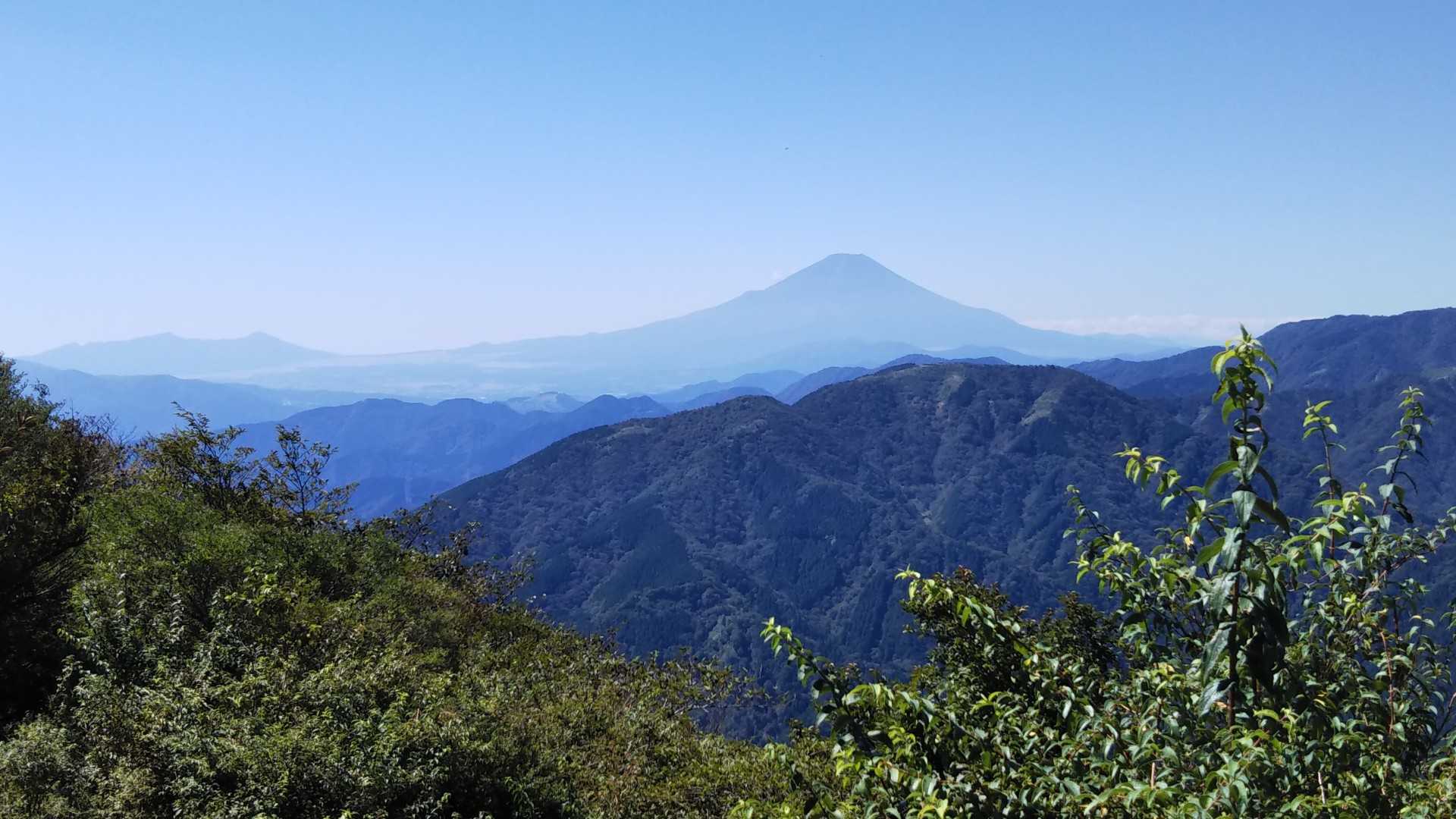 二ノ塔、三ノ塔、の上に富士山