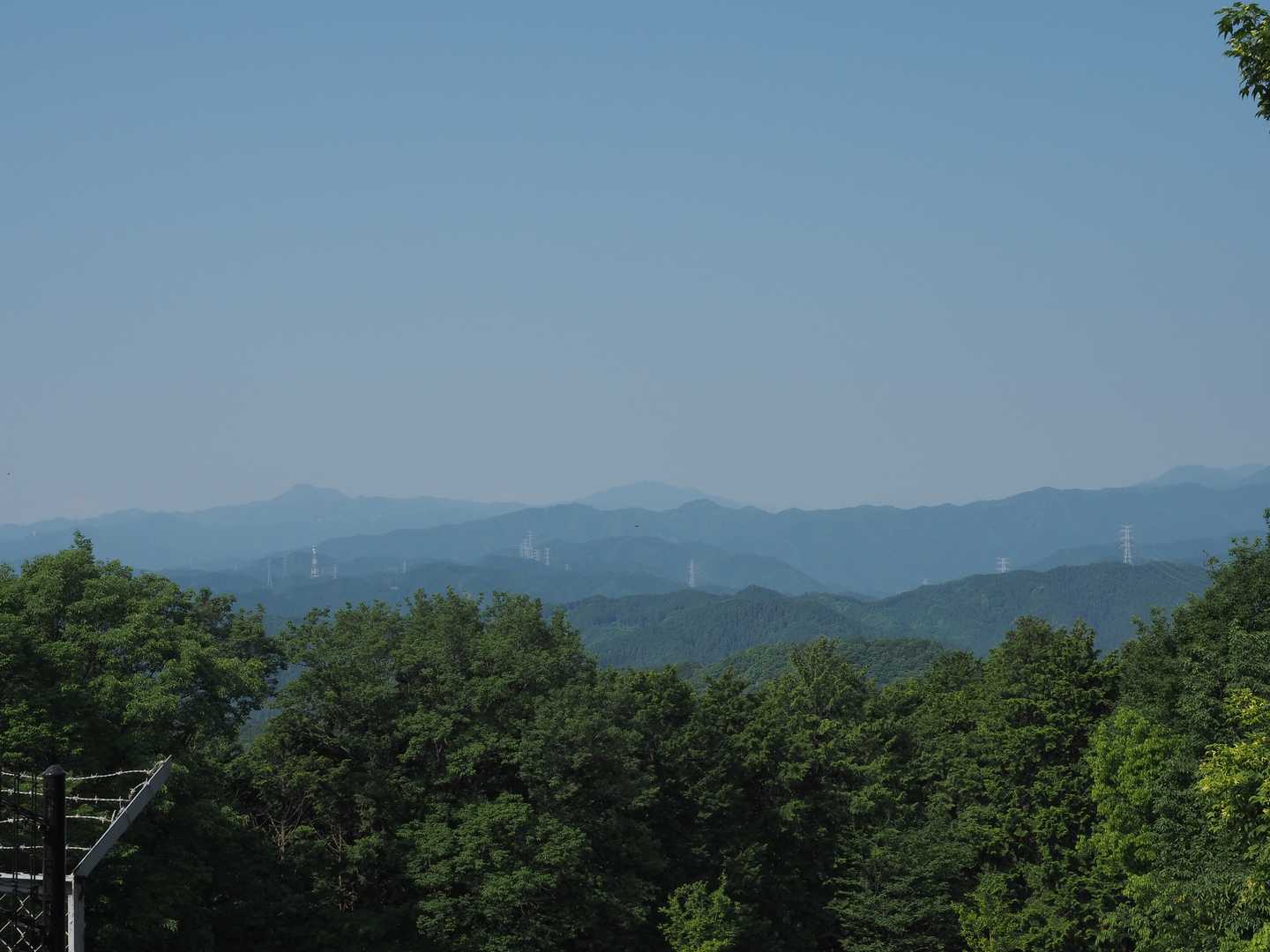 山頂からは、奥多摩方面の山が見えます、一応
