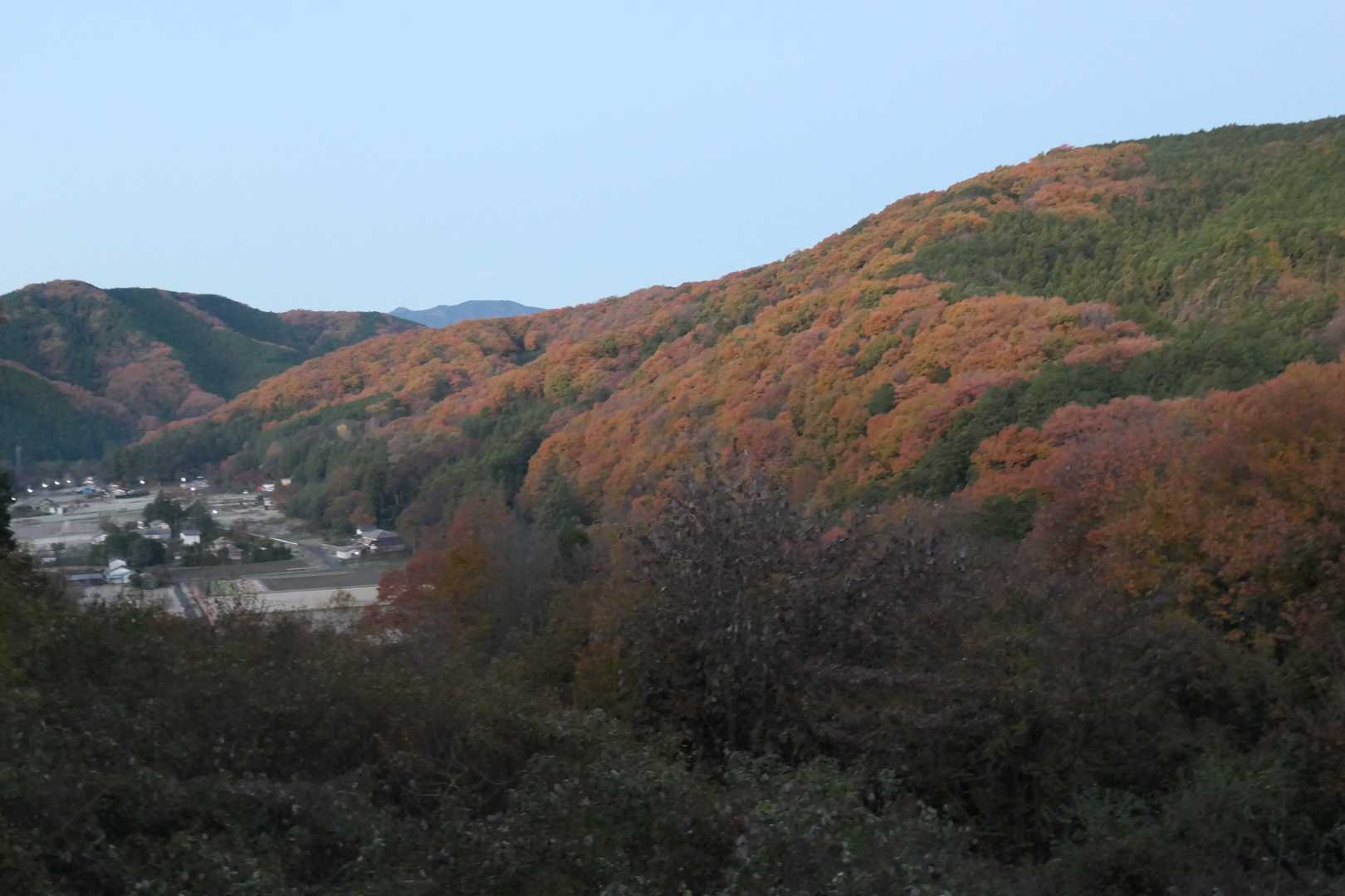 登山口から見えた遠山地区の里山風景。
遠くに見える山は堂平山？。