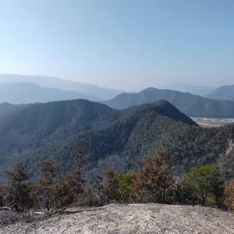 八座目、穂高山直前から歩いてきた和気アルプスを振り返る。