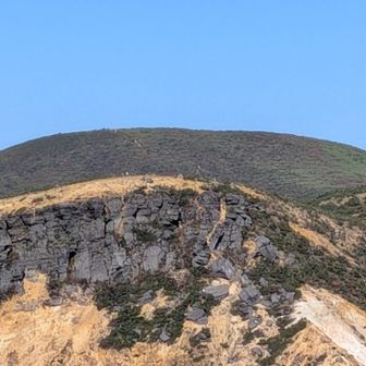 🧐人発見 火口の上を歩くコースかな?　障子ケ岩をズームアップ
距離はかなりあるのに人の声がはっきりと聞き取れました　
