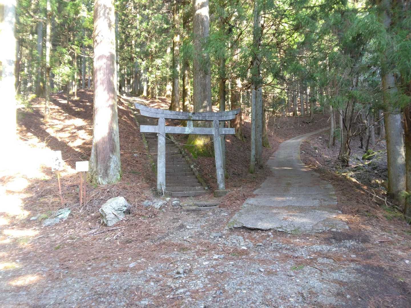 栗生神社🅿️からスタート！。
車は4~5台位駐車可能です。
トイレ🚽はありません。
自分は“道の駅くろほねやまびこ”で済ませてきました。