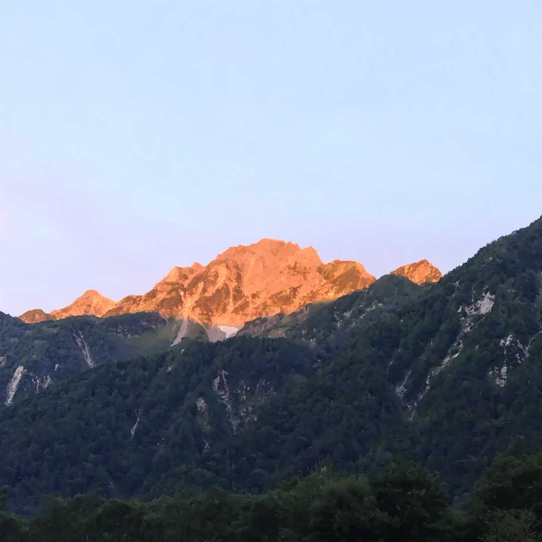 翌朝は快晴
やっとモルゲンロートが…

たぶん明神岳