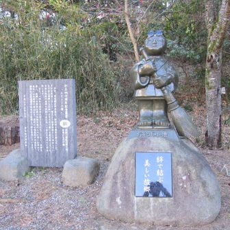 広場に下りてきたらサングラスを頭にかけられたおそうじ小僧😎