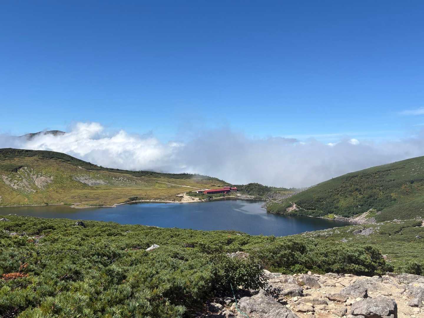 栂池自然園・天狗原の湿原を経て岩稜帯の山頂へ。眼下には白馬大池の水鏡の写真
