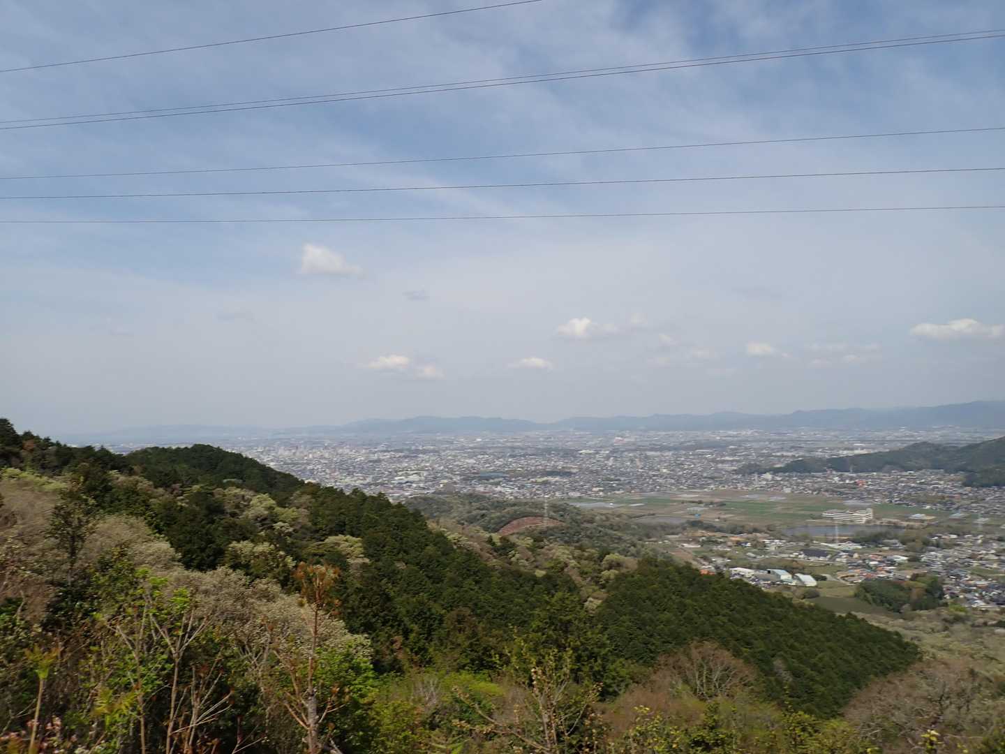 途中の岩場のピーク。
豊橋市街地の展望がいい。
「展望岩」と呼ぶ人もいるが、わたしは個人的に「風岩」と呼んでいる。風が強くて帽子が飛ばされたことがあるので注意。