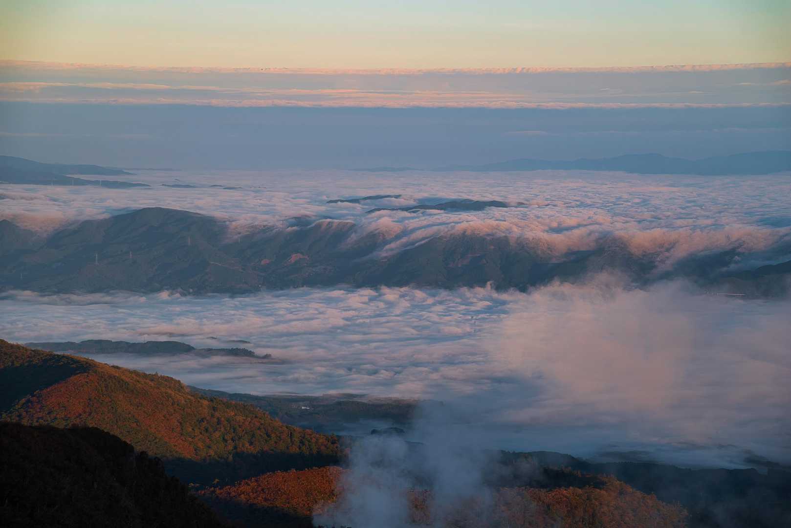 人吉盆地からえびの盆地へ流れる霧
まるで雪山の様