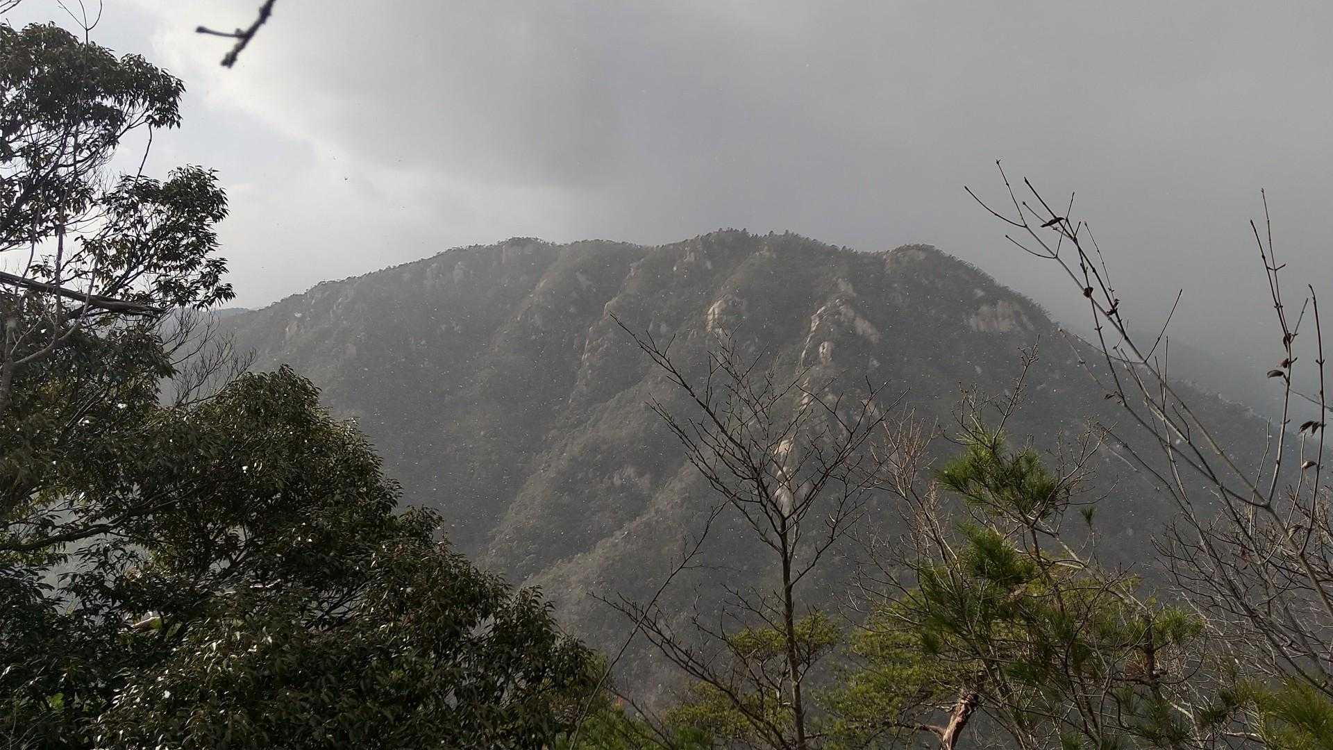 展望岩からは霞んで見えなかった白滝山もくっきり😊