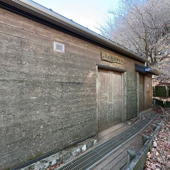 犬越路の避難小屋