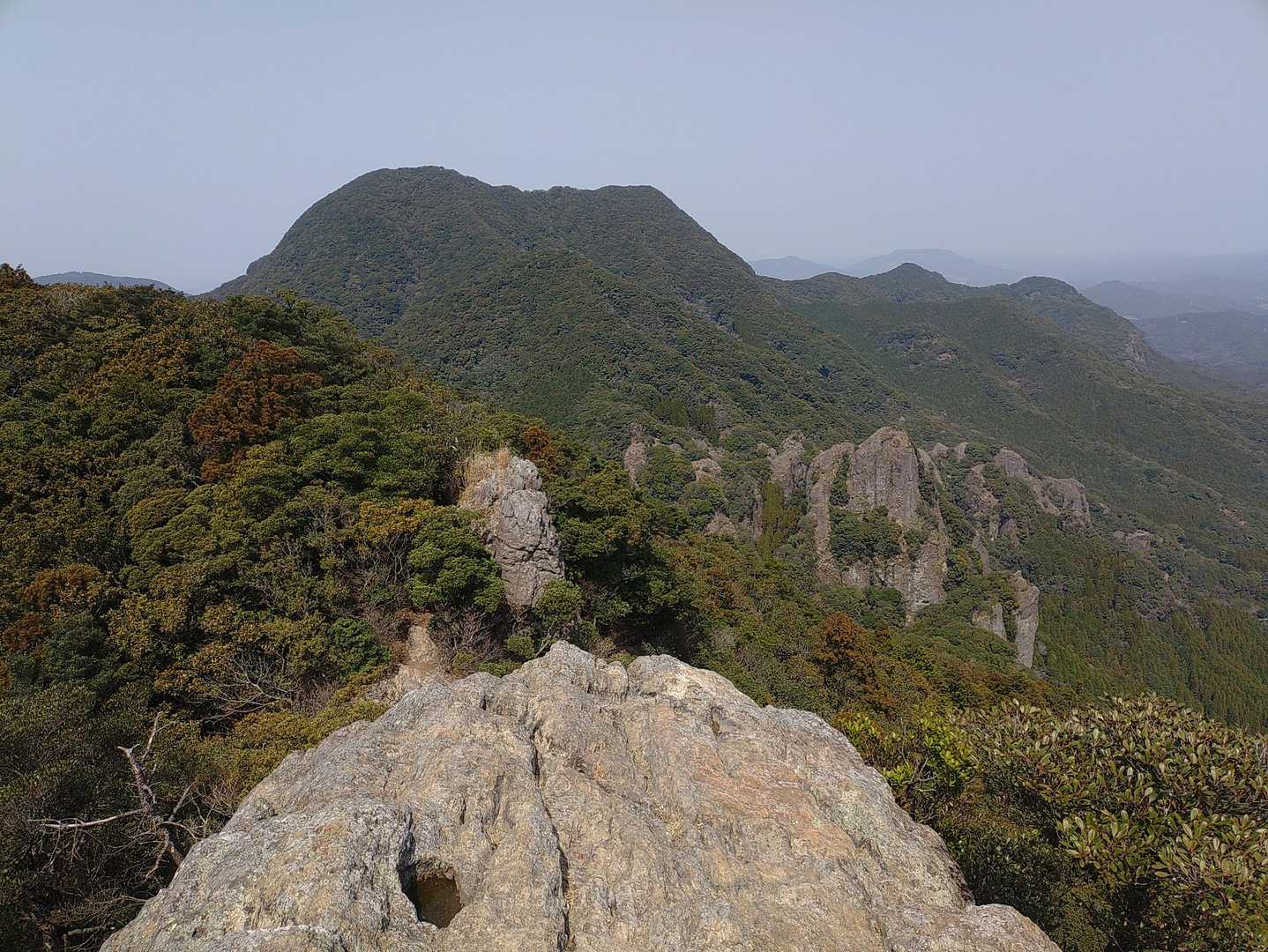 天童岩から青螺山方面、この時点で山頂は7名