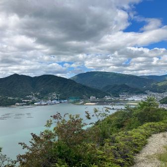 三津口湾。奥に見えるは野呂山。