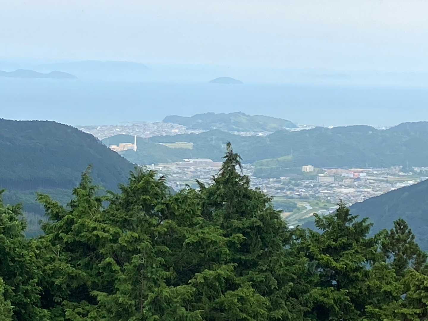 送電線鉄塔下から瀬戸内海側の眺望