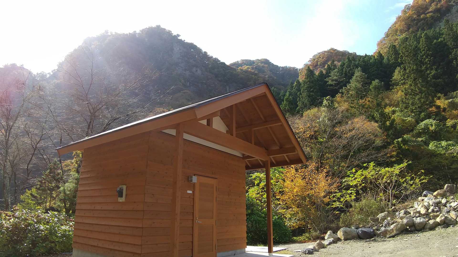 駐車場に新しくトイレが設置されました とても綺麗で清潔です平日ですが５台停まっています