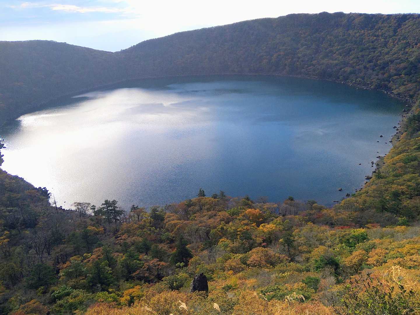 青空の下、大浪池ブルーが映えます🤗