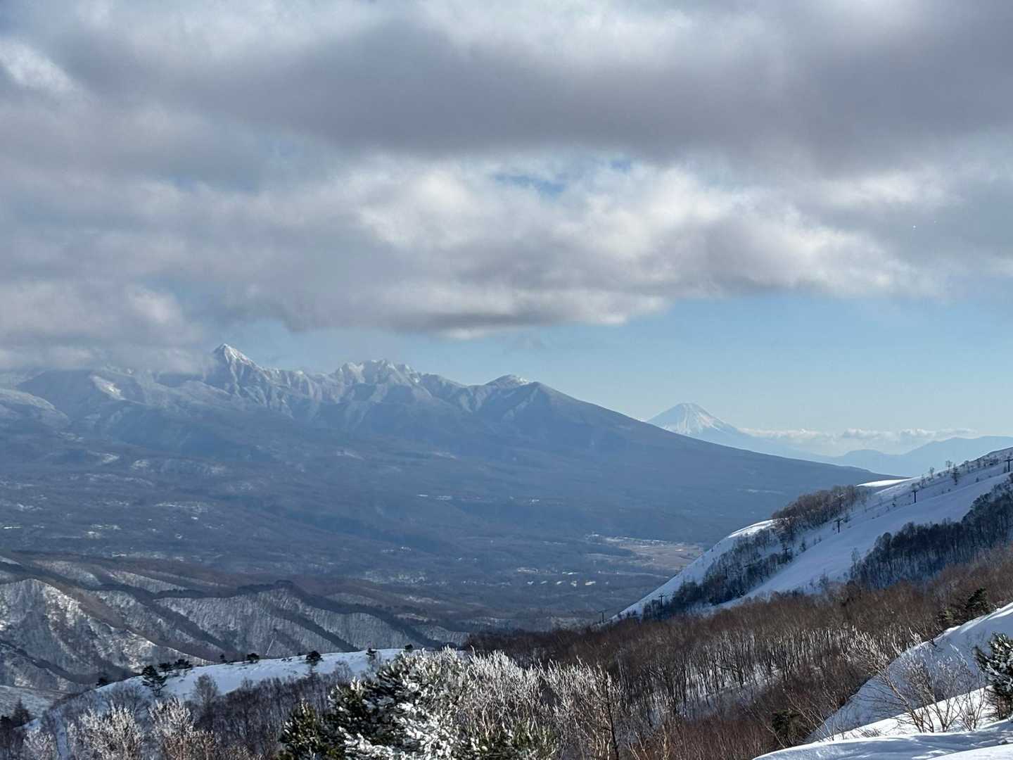 少し雲が取れて八ヶ岳連峰と富士山♪👀
