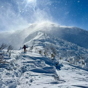 一つ手前の中荒島岳から…
爆風によって向かう先は雪煙が舞っています🌪️