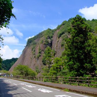 下山して、一枚岩を横目に見ながら、🅿️へ