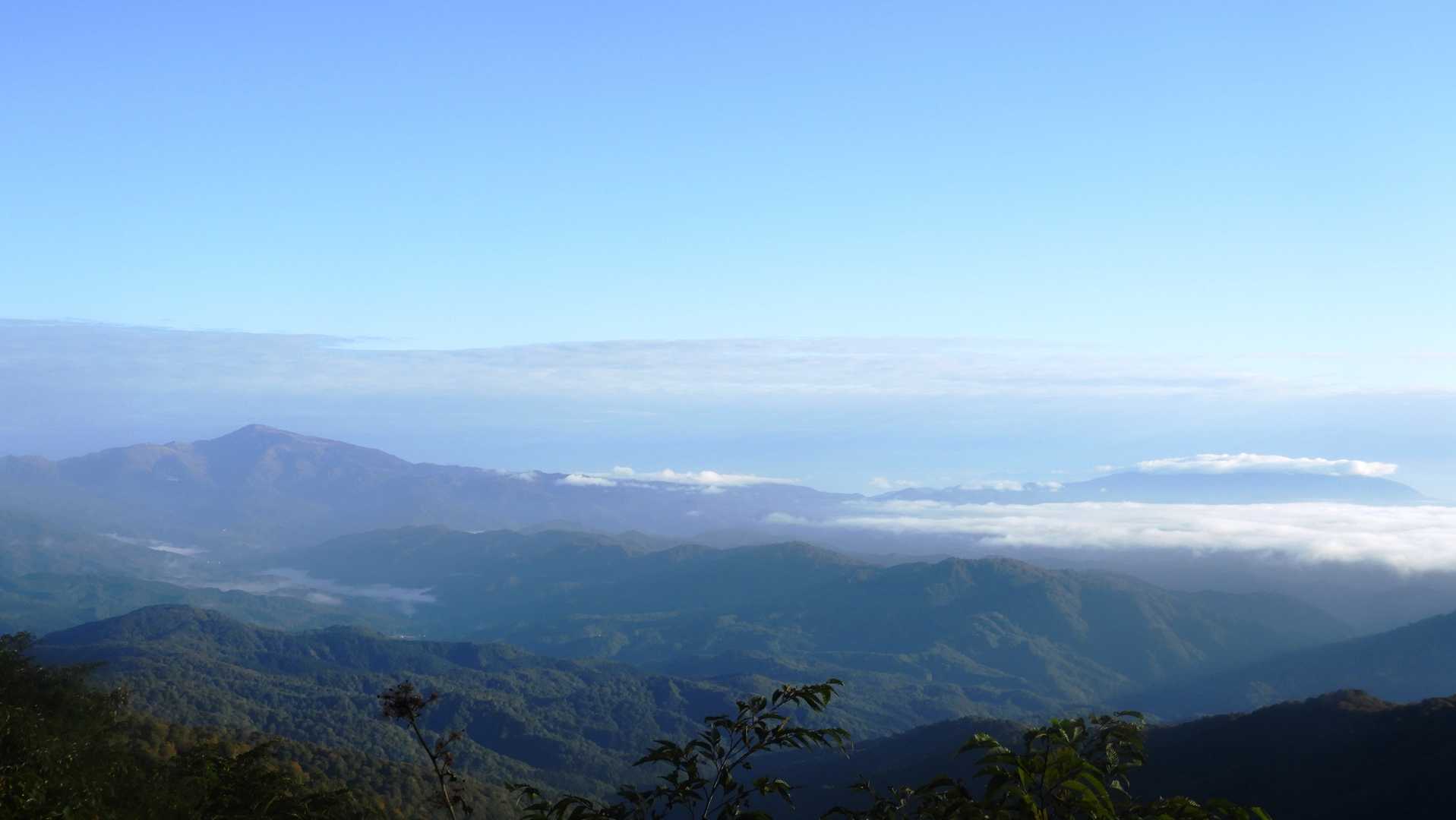 月山は日の出前からずう～っと微笑んでいてくれました、右手は雲がかかっている葉山