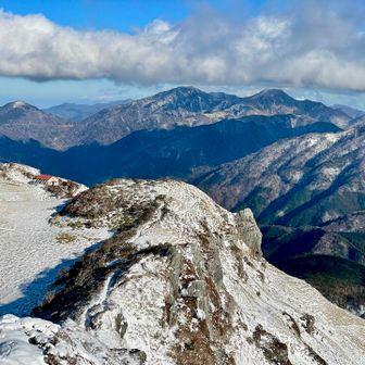 剣山と次郎笈
朝は向こう側にいた
いやー！ここまで遠かった、達成感に浸った
涙の代わりに鼻水垂れまくり、ヨダレダラダラ
鼻水とヨダレは強風で真横に飛んでいった🤧
