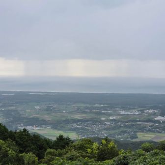 展望所から。遠くに雨柱☔🙄