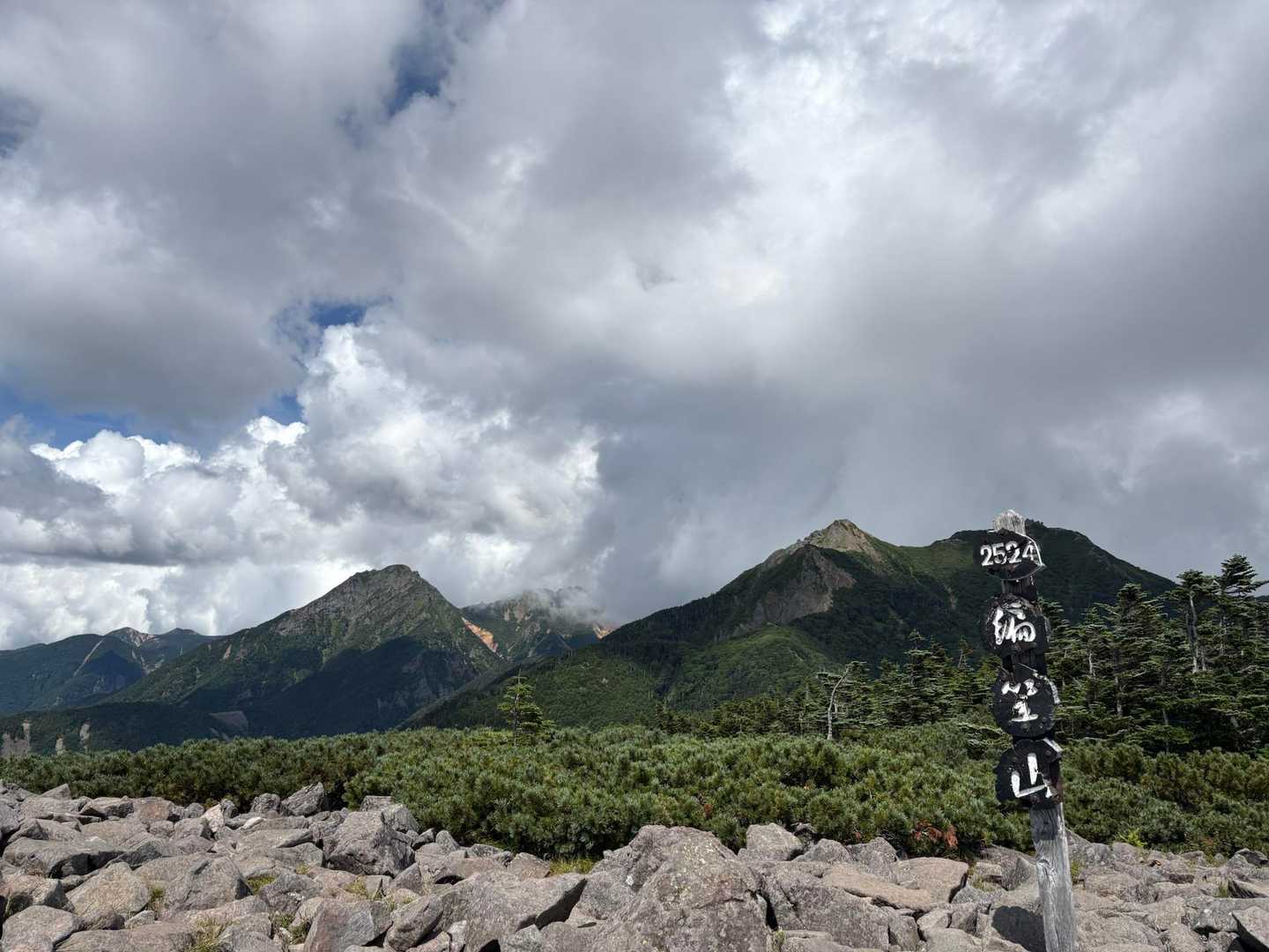 到着しました。
目の前に権現岳・阿弥陀岳…赤岳は…雲の中でした😅