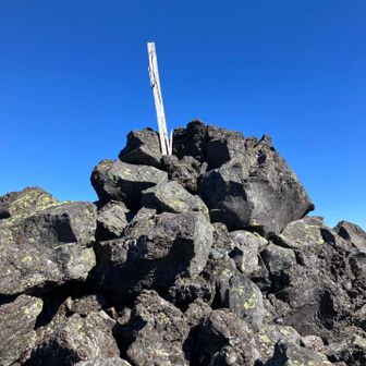 ここまで来たしとりあえず大岳登頂😇
予定では北横岳へ登り返しですが、距離を見ると双子池の方が近い・・・と言う事で悩みましたが、天狗の路地は双子池から登る方が安全らしいのでこのまま行くのは危険と判断して登り返す事にしました💨
