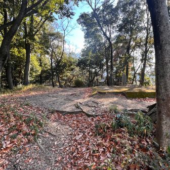 ③烏帽子形山（えぼしがたやま）
烏帽子形城跡は、烏帽子形山の頂上（標高約182ｍ）に築かれた戦国時代の山城です。
交通の要衝であった高野街道を眼下に収め、周囲にあった城を見渡すことができる優れた眺望を持ち、自然の地形を巧みに活かした構造を持っていたことから、畠山氏をはじめ、織田信長・羽柴（豊臣）秀吉らの城としても利用されました。