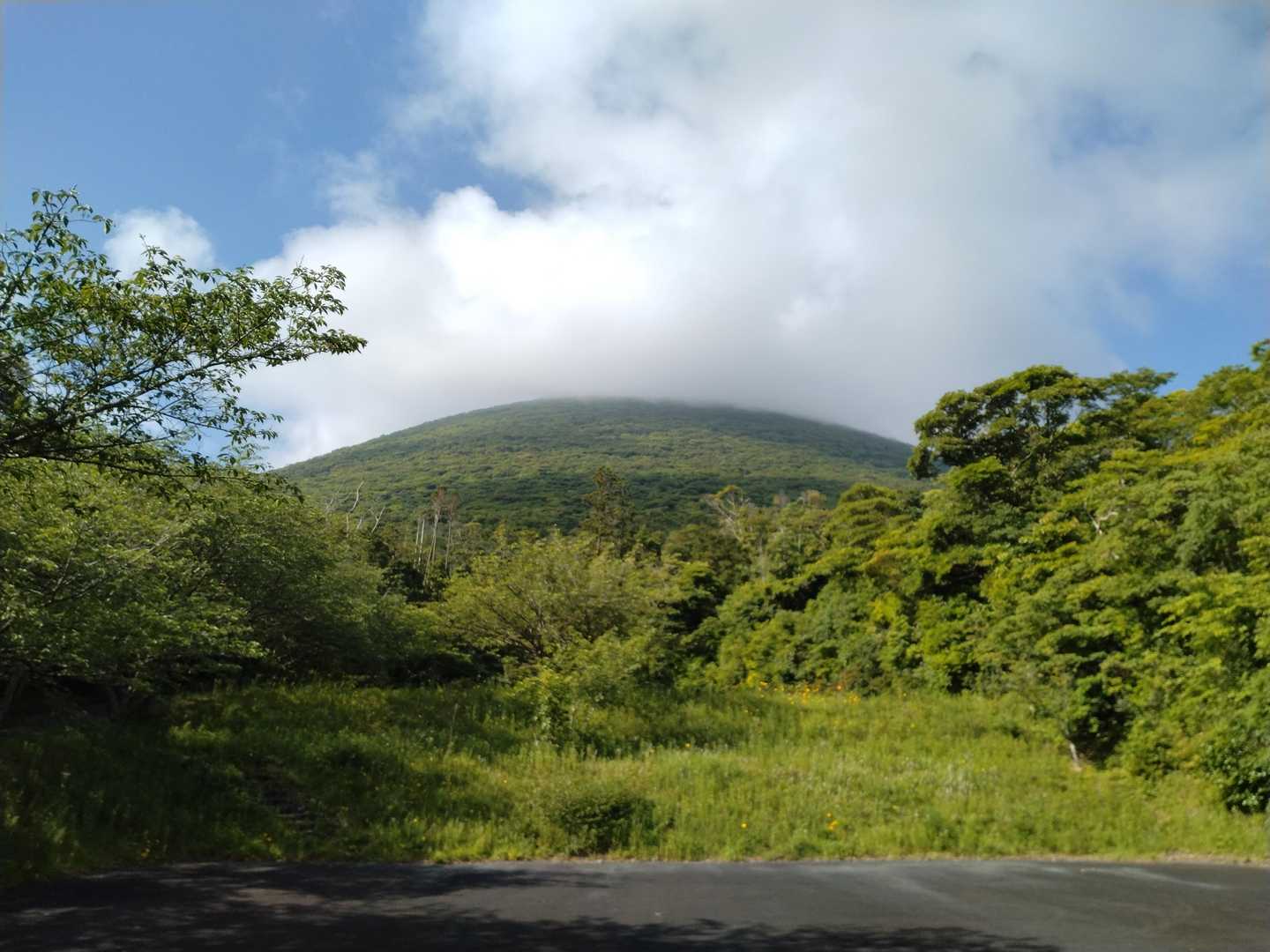 かいもん山麓公園から見た開聞岳

午前だけ時間ができたので、3月以来の開聞岳へ。
天気は良いのに、山頂だけは厚いガスの中…。