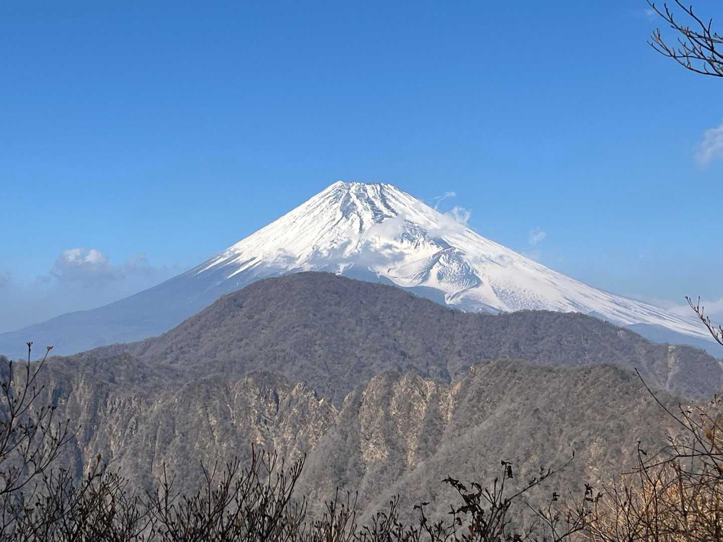 同じアングルに見えますが、こちらいっぷく峠からの富士山
手前に見えるのは鋸岳
その奥には愛鷹山塊最高峰の越前岳