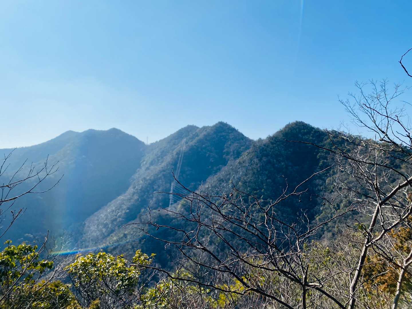 まだまだ遠いな〜😮‍💨たぶん左の山が本日最終ピークの虚空蔵山⛰